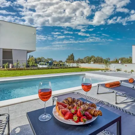 House Lipa With Private Pool Peroj