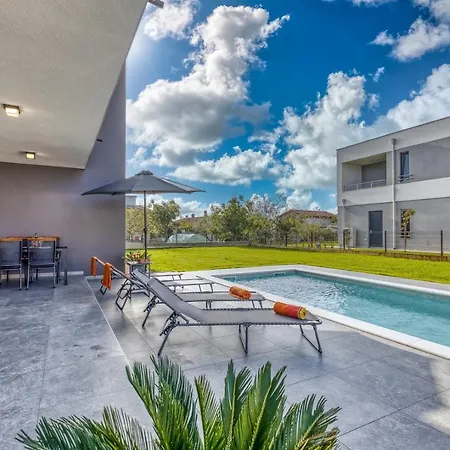 House Lipa With Private Pool Peroj