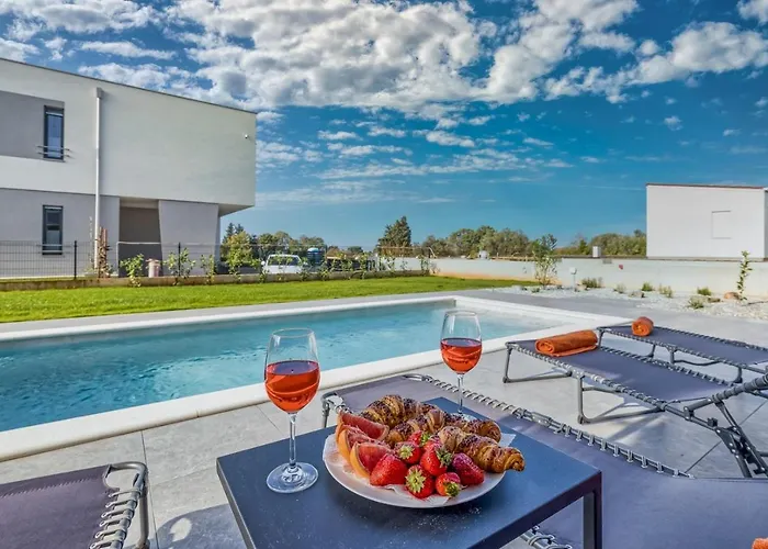 House Lipa With Private Pool 페로이