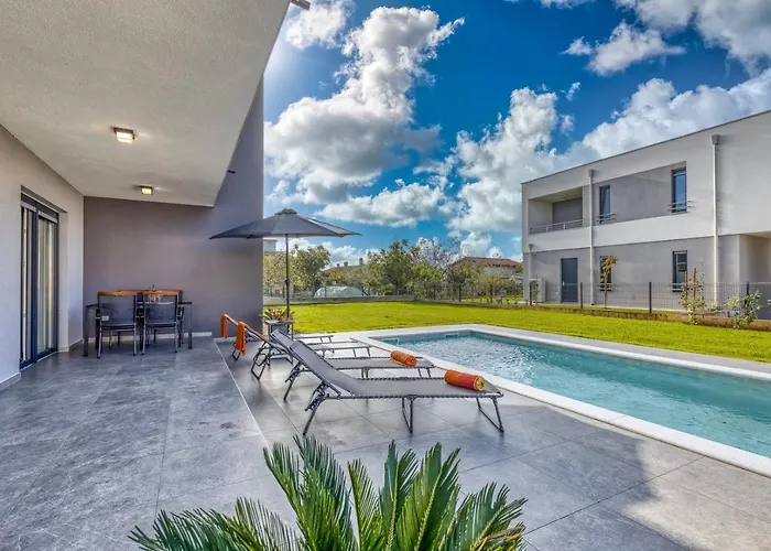 House Lipa With Private Pool 페로이