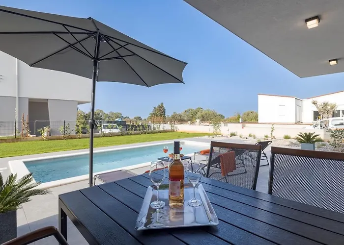 House Lipa With Private Pool Dom wakacyjny Peroj