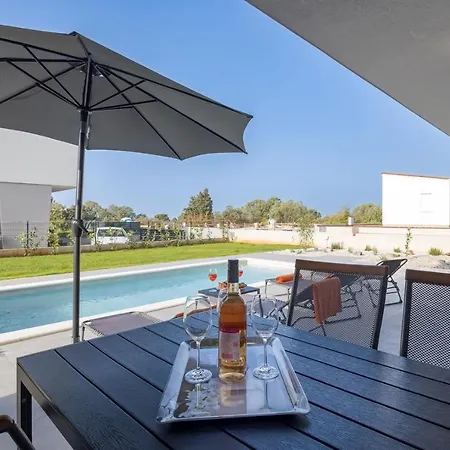 House Lipa With Private Pool Holiday home Peroj