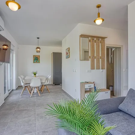 House Lipa With Private Pool Holiday home Peroj